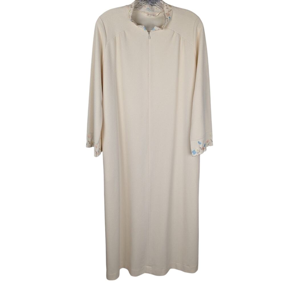 Vtge 70's Vanity fair robe
Microfleece.Embroidered Bust 42" length49" sl21.5"EUC
